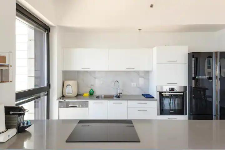 Oַ&O Group- Luxury Apt Tower Best Sea View Bat Yam Exterior photo